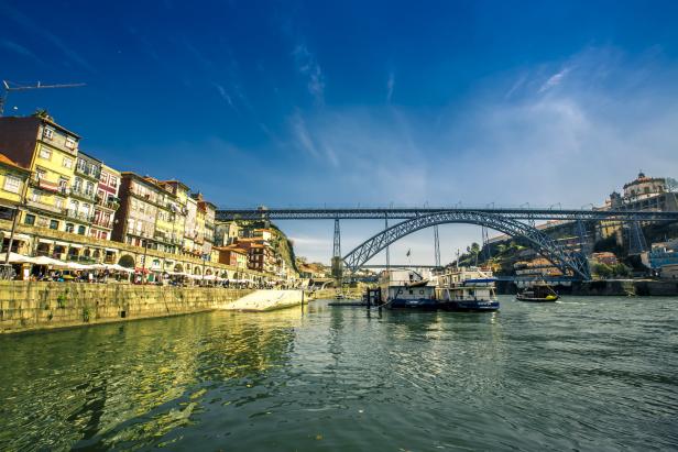 Blick auf die Dom Luís I Brücke und die bunten Häuser von Porto, Portugal.