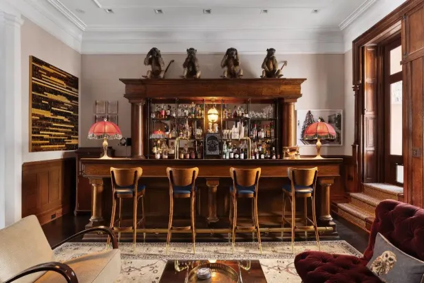 Eine Bar mit Holzvertäfelung und vier Affenfiguren auf der Oberseite.
