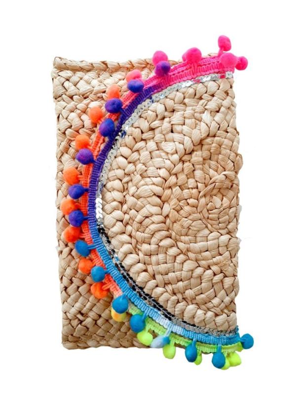 Eine Clutch aus Bast mit bunten Bommeln und Pailletten verziert.