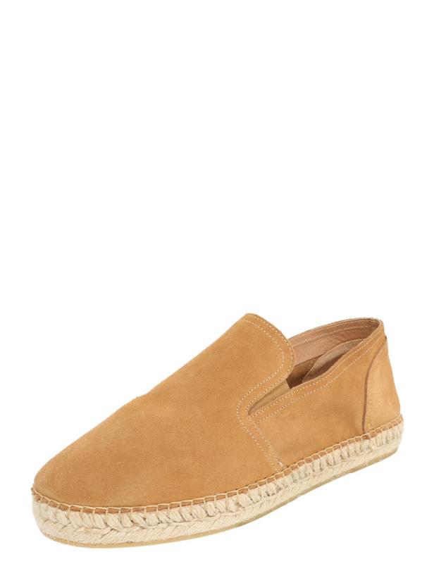Ein beiger Slipper aus Wildleder mit Bastsohle.