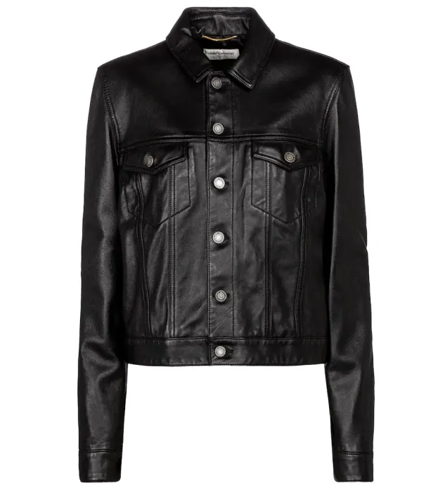 Eine schwarze Lederjacke mit silbernen Knöpfen von Saint Laurent.