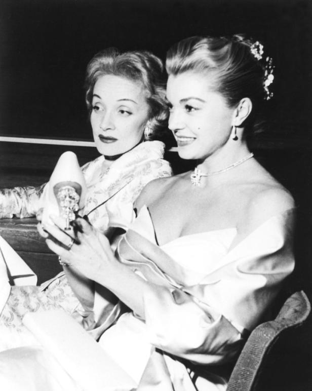 Esther Williams 1956 mit Marlene Dietrich (li.) in Las Vegas. Marlene Dietrich und eine junge Frau betrachten eine Trophäe.