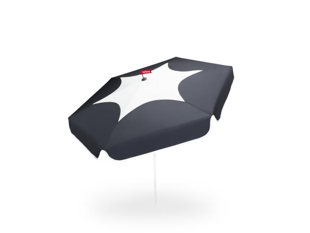 Ein rechteckiger Sonnenschirm von Fatboy in Schwarz und Weiß.
