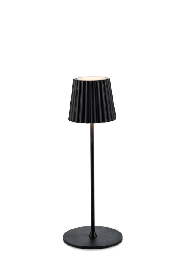 Eine schwarze Stehlampe mit plissiertem Lampenschirm auf einem runden Sockel.