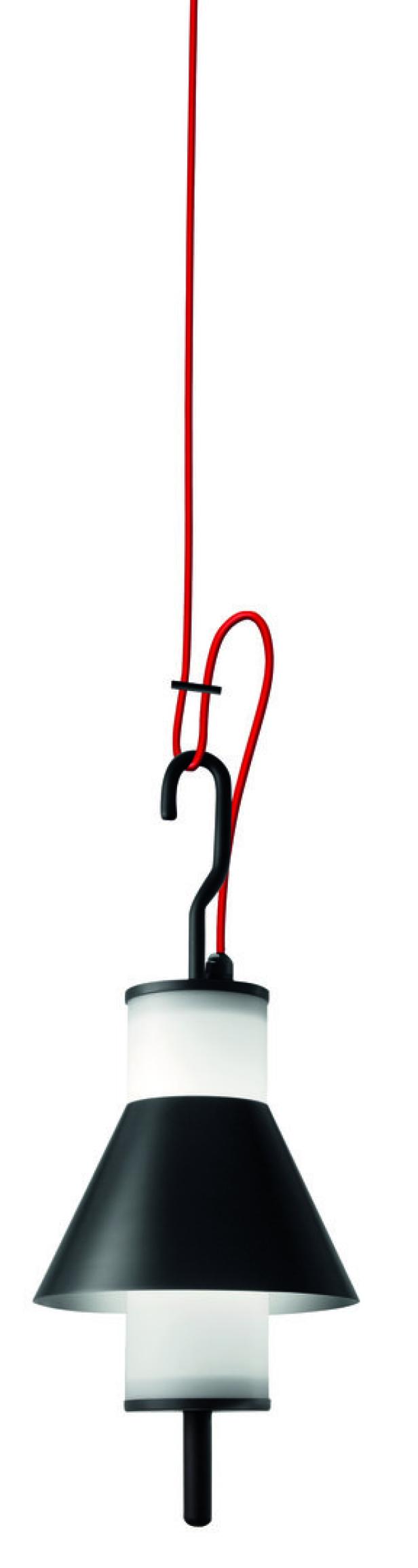 Eine Hängelampe mit einem roten Kabel und einem schwarzen Lampenschirm.
