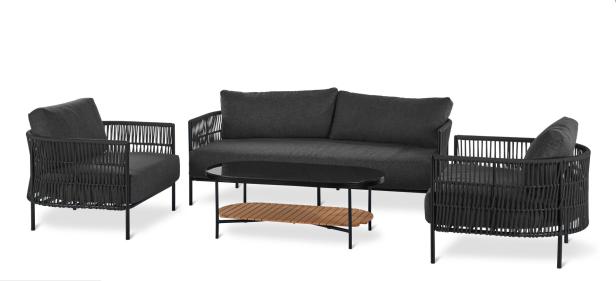 Ein graues Gartenmöbel-Set mit Sofa, zwei Sesseln und einem Tisch.