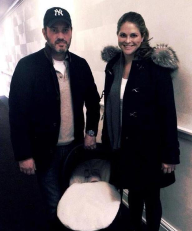 Prinzessin Madeleine und Chris O'Neill mit ihrem Kind in einer Babyschale.