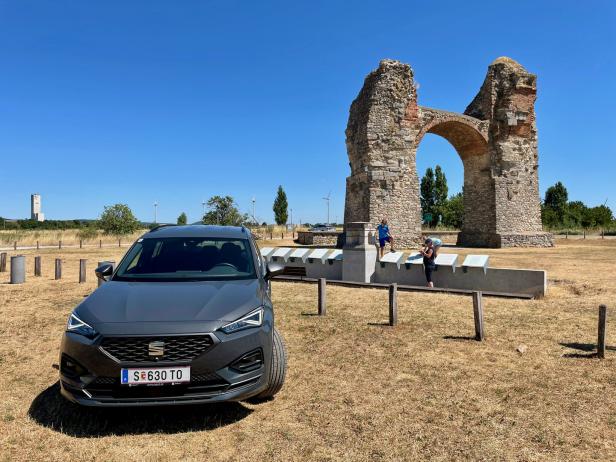Ein grauer Seat steht vor dem Heidentor in Petronell-Carnuntum.