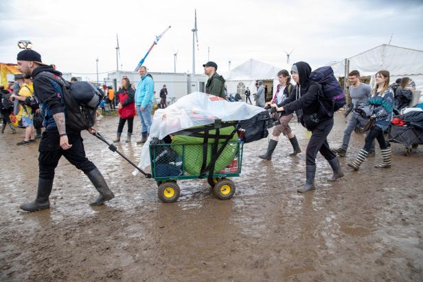 Nova Rock im Regen: So versinken die Besucher im Schlamm