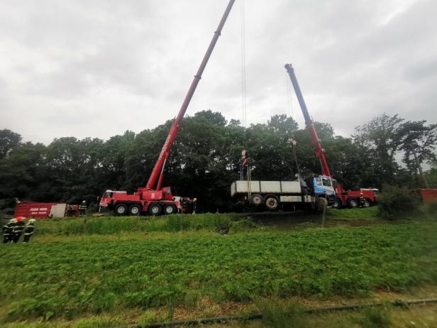 Lkw landete im Erdbeerfeld, Feuerwehren rückten mit Kränen aus