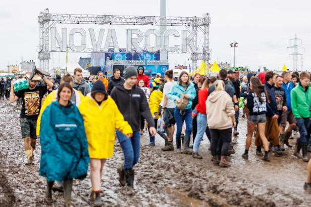Nova Rock im Regen: So versinken die Besucher im Schlamm