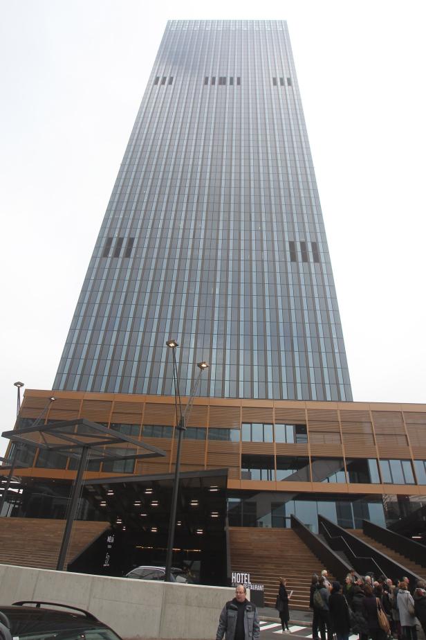 Das Hotel Melia liegt unterhalb eines hohen Bürogebäudes.