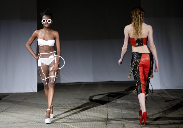 Zwei Models präsentieren Mode auf einem Laufsteg.