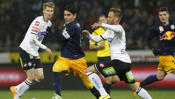 Fußballspieler im Zweikampf während eines Spiels.