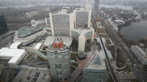 Luftaufnahme der UNO-City in Wien mit der Donau im Hintergrund.