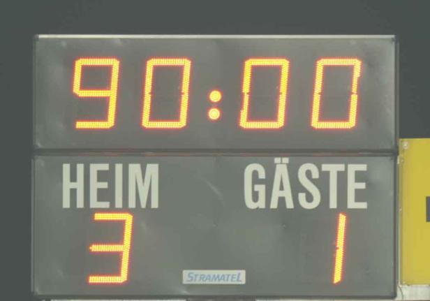 Eine Anzeigetafel zeigt den Spielstand 3:1 und die Spielzeit 90:00 an.