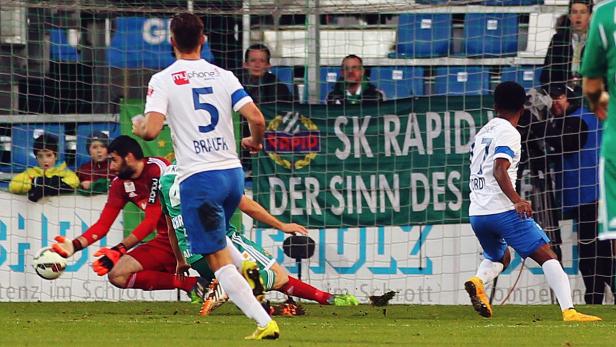 Ein Fußballspiel mit Spielern in Aktion vor dem Tor des SK Rapid Wien.