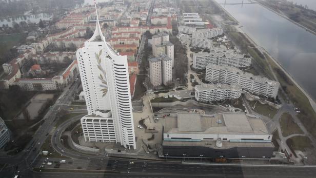 Luftaufnahme der Donau City in Wien mit dem markanten DC Tower 1.