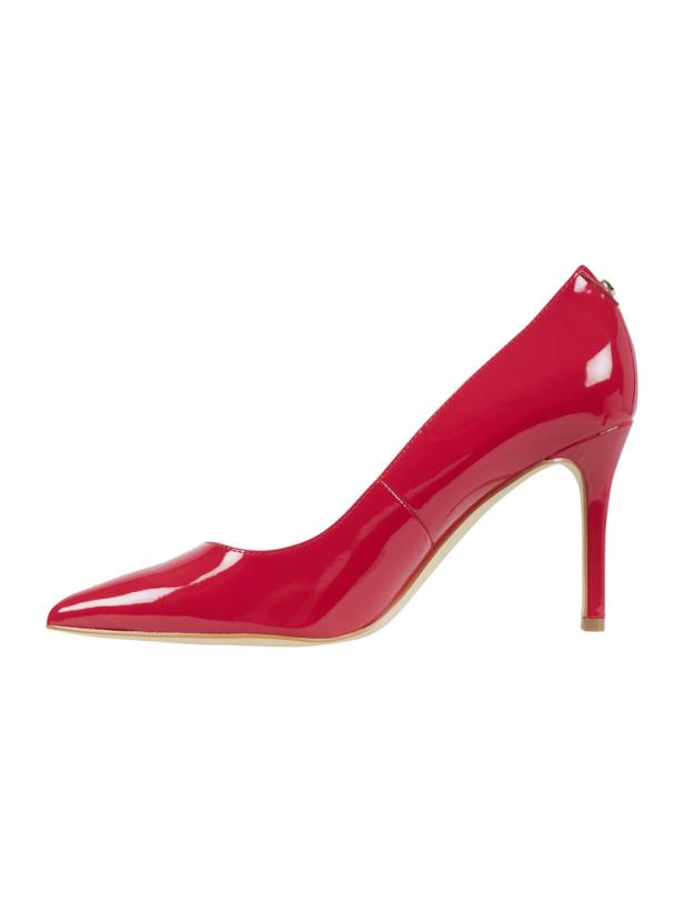 Ein roter, glänzender High Heel mit spitzer Zehe steht auf einem weißen Hintergrund.