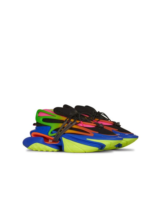 Ein Paar bunte Balmain-Sneakers mit futuristischem Design.
