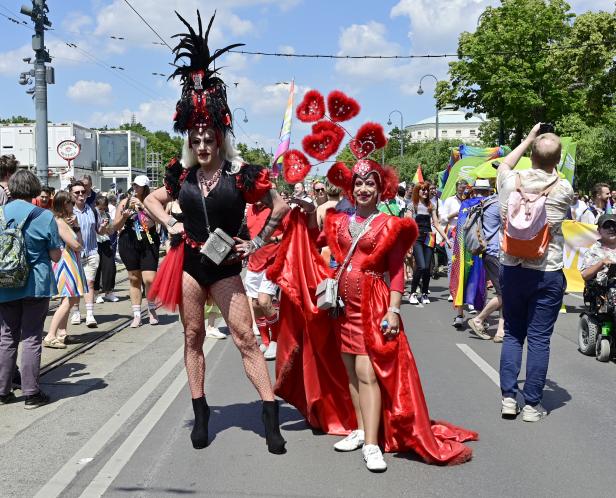 Hunderttausende bei der Pride und Pfefferspray am Stephansplatz