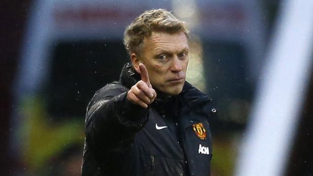 David Moyes, der Trainer von Manchester United, zeigt mit dem Finger nach oben.