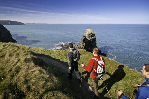 Wanderer genießen die Aussicht auf die Küste und das Meer.