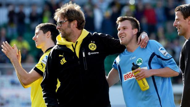 Jürgen Klopp umarmt einen Spieler von Greuther Fürth.