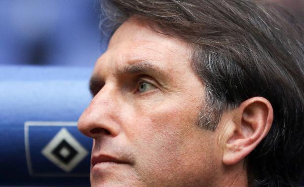 Nahaufnahme eines Mannes mit grauen Haaren und hellen Augen im Profil.