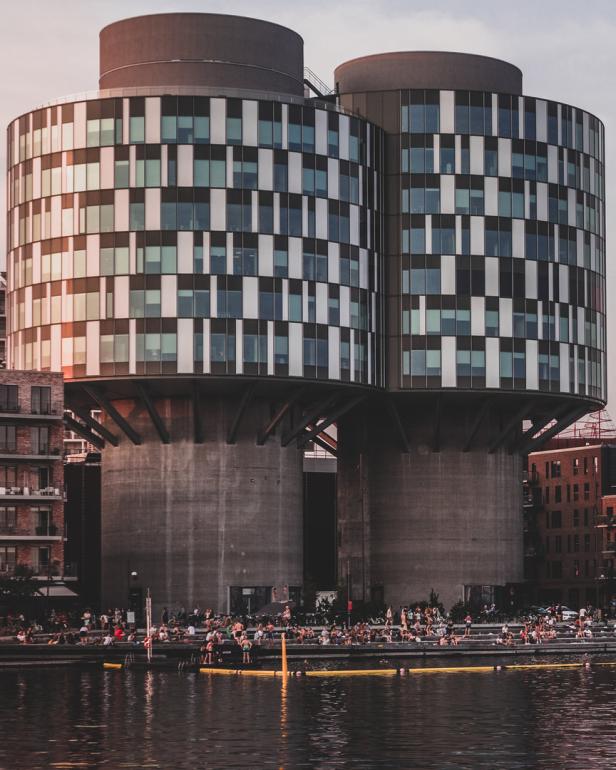 Das Gemini Residence Gebäude in Kopenhagen überblickt eine belebte Uferpromenade.