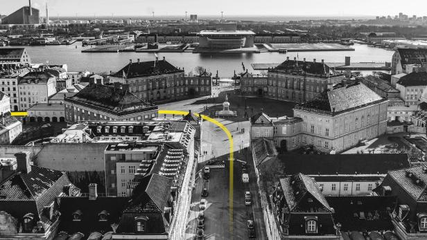 Eine Schwarzweißaufnahme von Kopenhagen mit dem Schloss Amalienborg im Hintergrund.