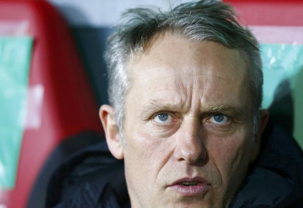 Nahaufnahme eines Mannes mit grauen Haaren und blauen Augen.