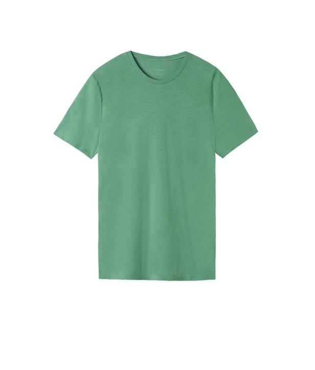 Ein grünes T-Shirt mit kurzen Ärmeln vor einem weißen Hintergrund.