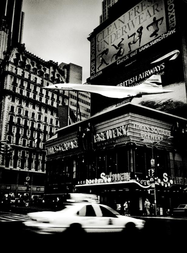 Ein Concorde-Flugzeug über einem Gebäude am Times Square in New York.