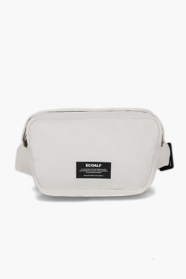 Eine weiße Gürteltasche der Marke Ecoalf vor einem weißen Hintergrund.