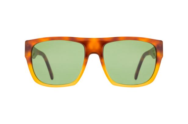 Eine Sonnenbrille mit grün getönten Gläsern und einem Rahmen in Schildpattoptik.