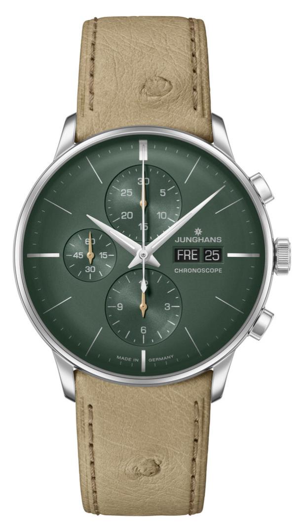 Eine Junghans Chronoscope Armbanduhr mit grünem Zifferblatt und beigem Lederarmband zeigt Freitag, den 25. an.