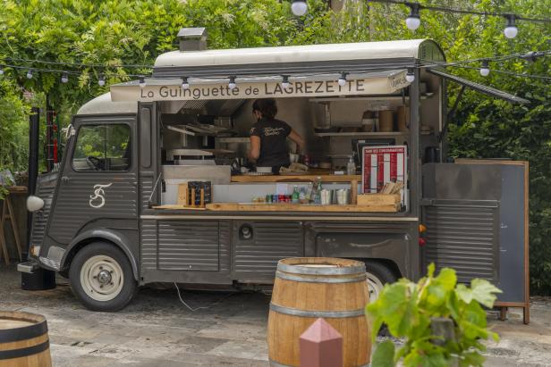 Ein Imbisswagen mit der Aufschrift „La Guinguette de Lagrezette“ steht im Freien.