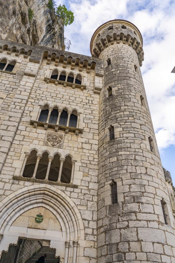 Das Schloss von Rocamadour mit seinem markanten Turm, gebaut in einen Felsen.