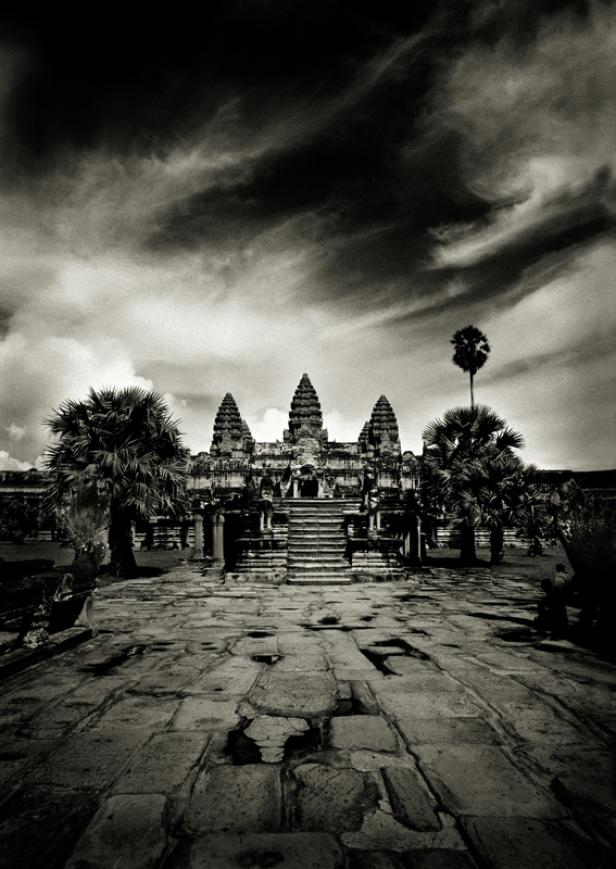 Schwarz-Weiß-Aufnahme von Angkor Wat in Kambodscha mit dramatischem Himmel.