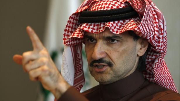 Ein Mann mit traditioneller Kopfbedeckung gestikuliert mit dem Finger.