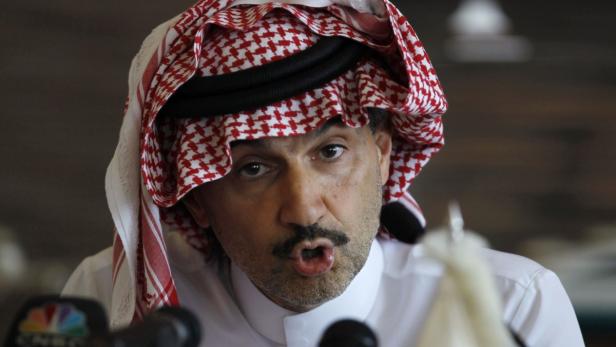 Ein Mann mit traditioneller Kopfbedeckung spricht in Mikrofone.