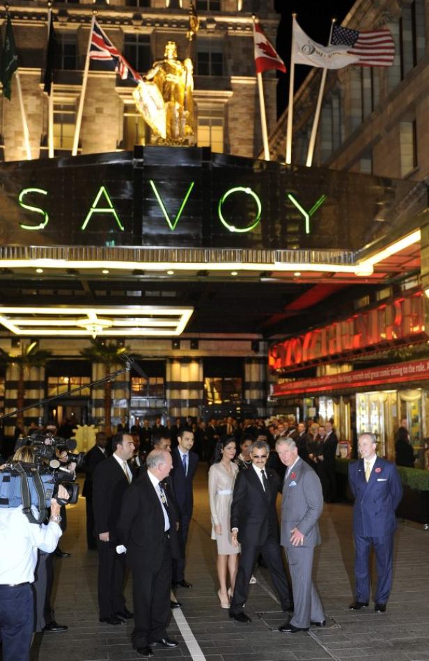 König Charles III. vor dem Savoy Hotel in London.