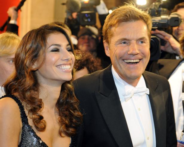 Ein lächelnder Dieter Bohlen mit einer Frau auf dem roten Teppich.