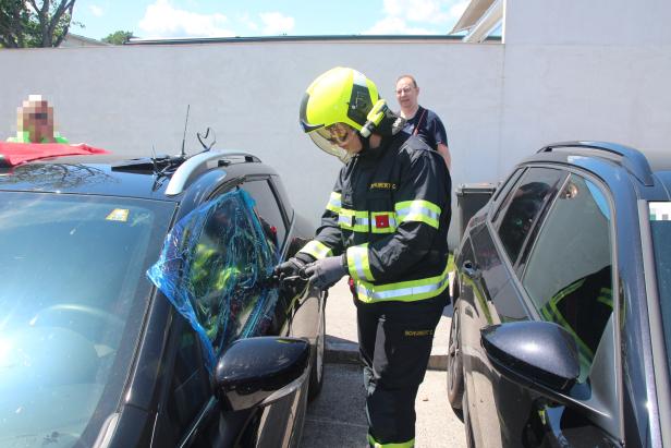 Maria Enzersdorf: Feuerwehr befreite Baby aus versperrtem Auto