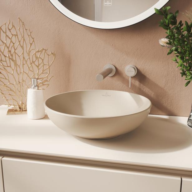 Ein beiges Aufsatzwaschbecken von Villeroy & Boch in einem Badezimmer.