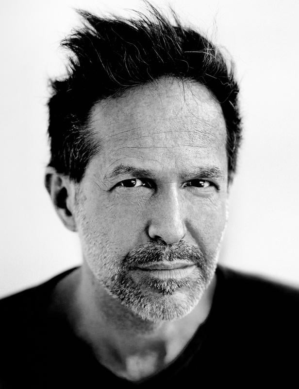 Schwarzweiß-Porträt eines Mannes mit Bart und dunklen Haaren.