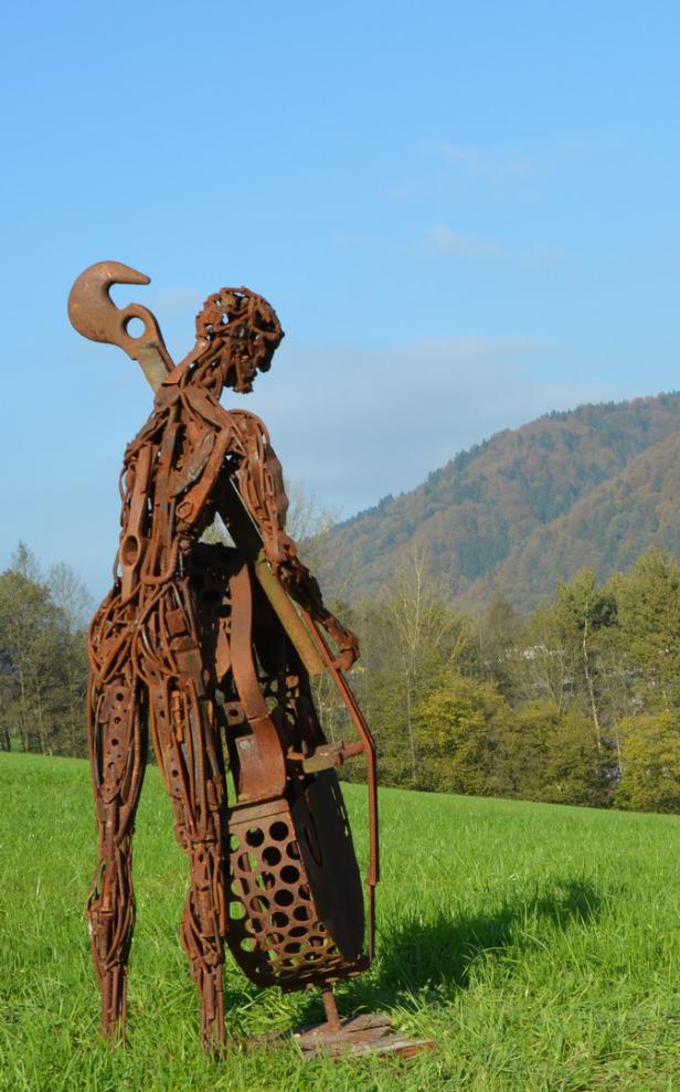 Eine Skulptur aus Metallschrott stellt eine Person mit einem Cello dar.