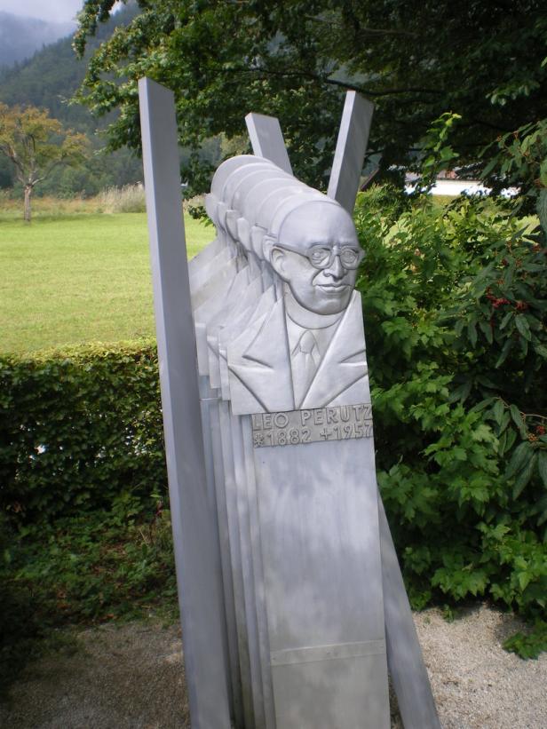 Ein Denkmal für Leo Perutz, bestehend aus mehreren hintereinander gestaffelten Porträts.