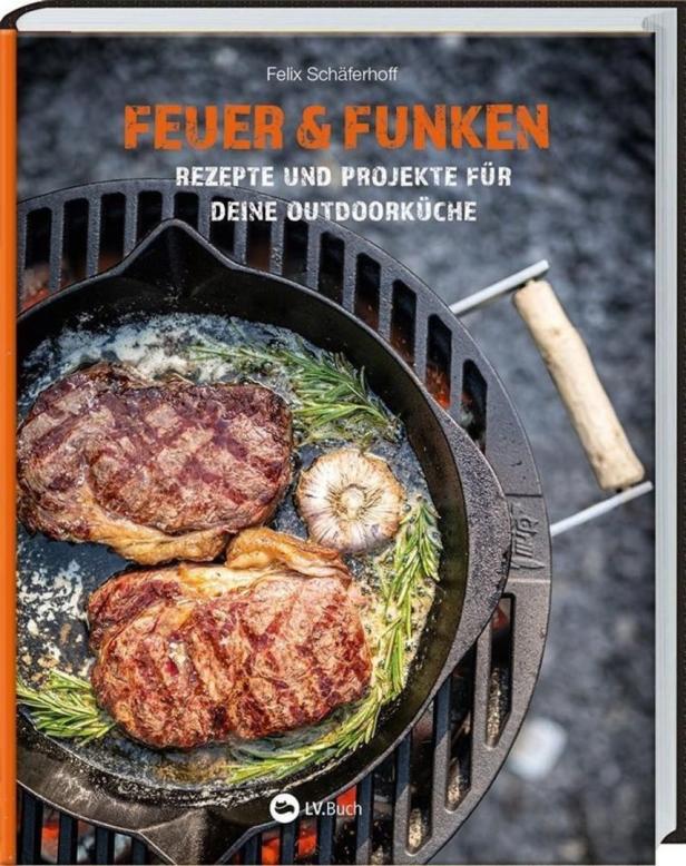 Das Cover des Buches „Feuer & Funken“ von Felix Schäferhoff zeigt Steaks in einer gusseisernen Pfanne.